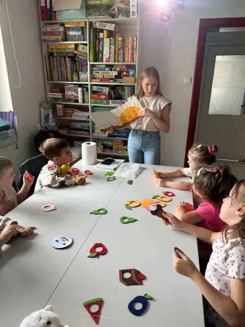 Chłopiec skacze po obręczach z kartami tiger i monkey